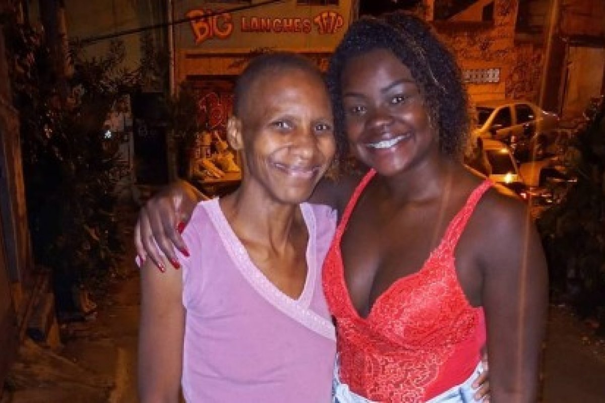 'Deise do Tombo' encerra vaquinha online e arrecada R$ 132 mil para vizinha