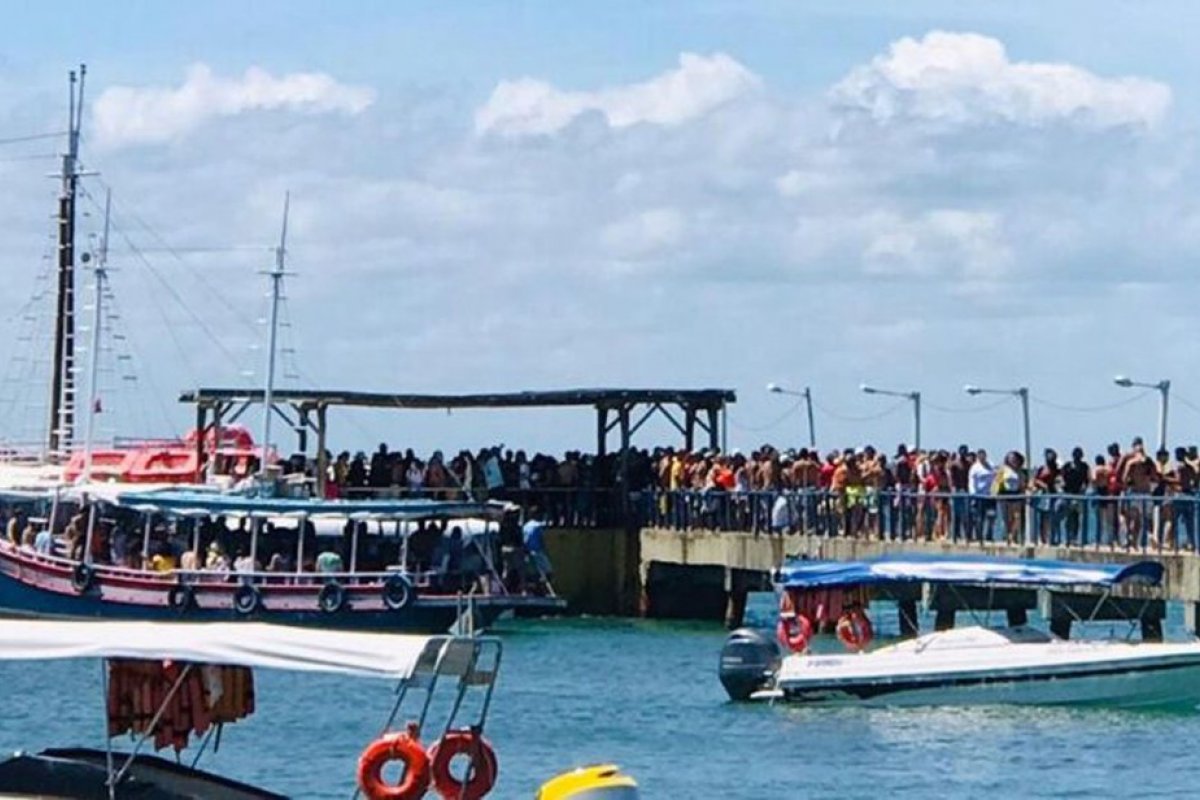Centenas de turistas se aglomeram no terminal marítimo do distrito de Barra Grande, em Maraú