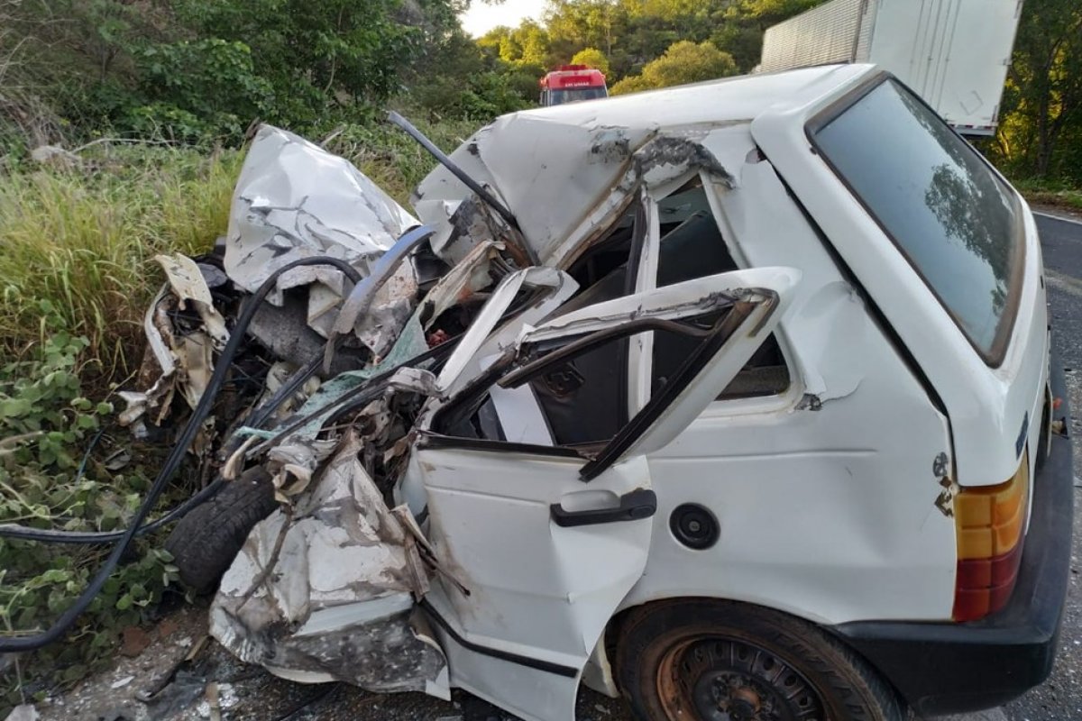 Motorista de carro morre em batida com ônibus na BR-242, na Bahia