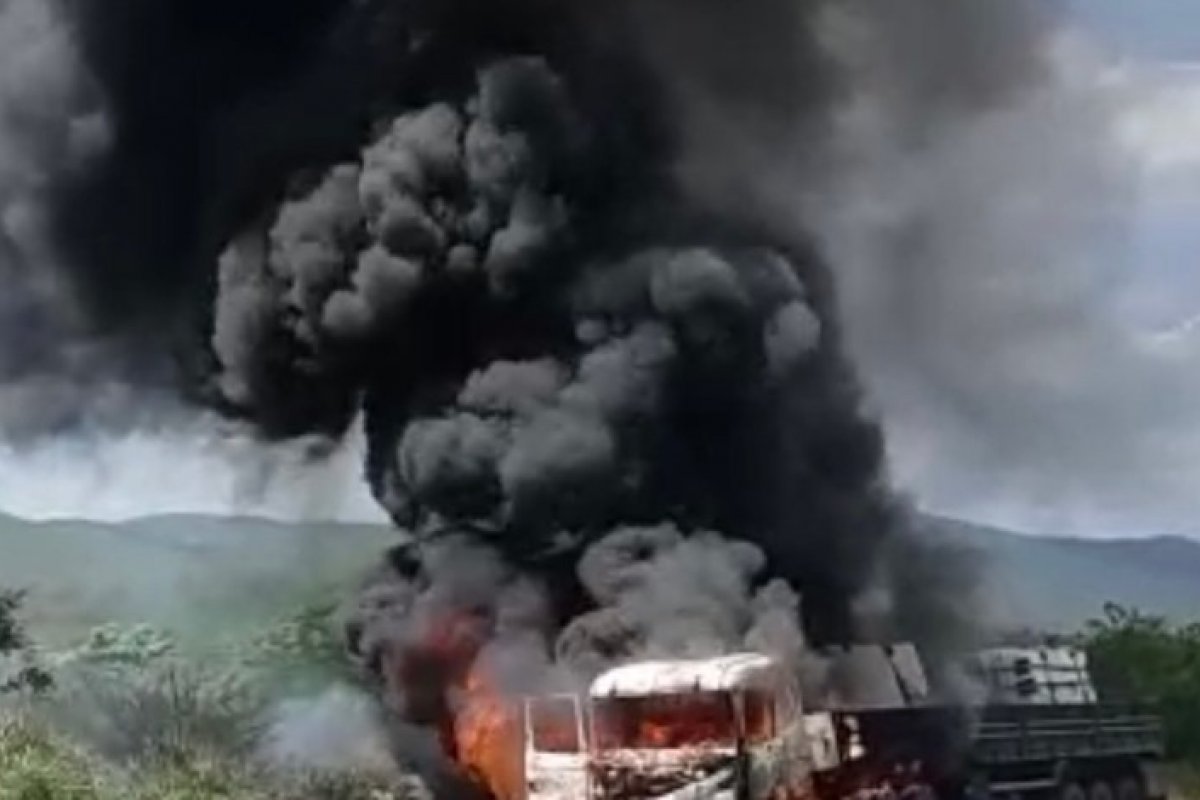 Carreta pega fogo e deixa pista interditada no sudoeste da Bahia