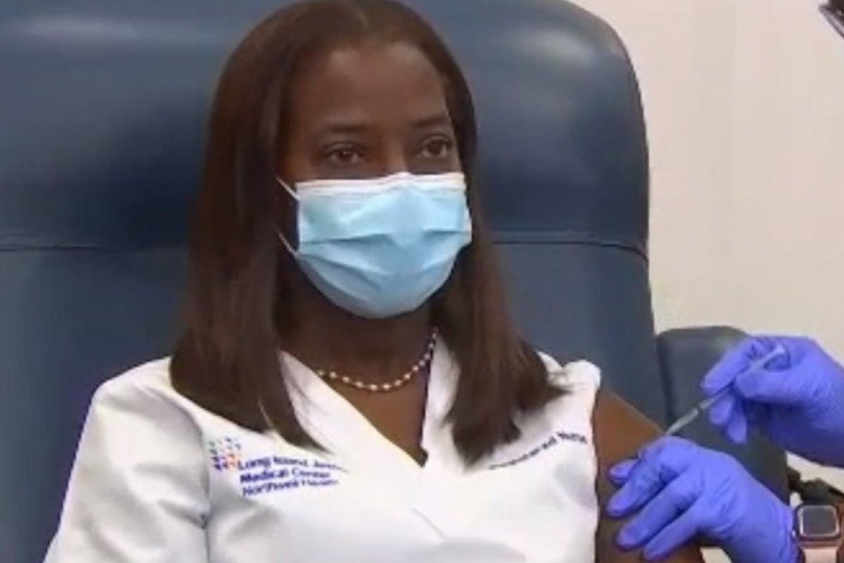 Enfermeira se torna a 1ª pessoa a ser vacinada contra a Covid-19 em hospital de Nova York