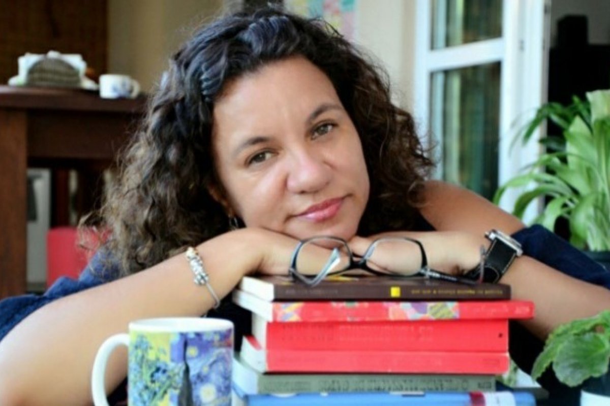Escritora baiana premiada em Angola lança seu terceiro livro