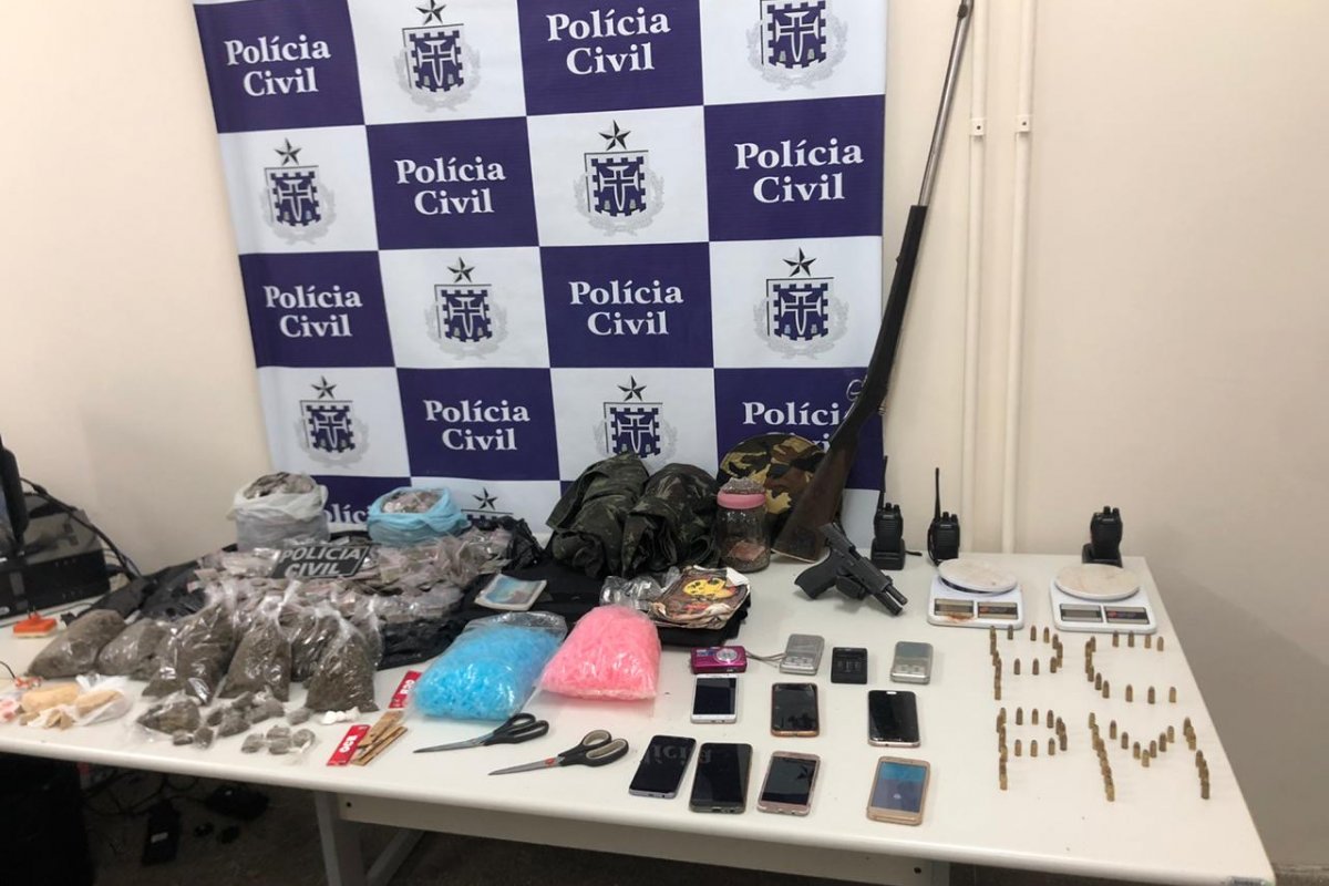 Duas mulheres são presas e polícia apreende armas e drogas em Terra Nova