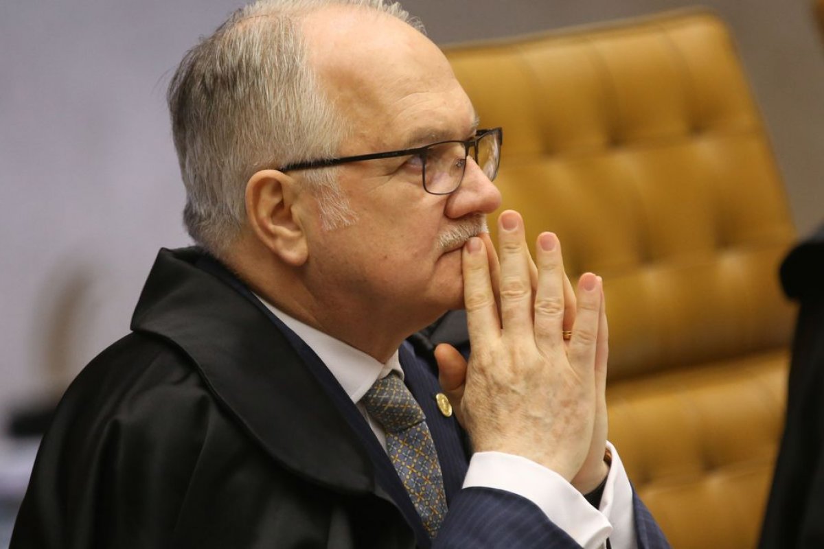 Fachin suspende isenção de imposto para importação de armas de fogo