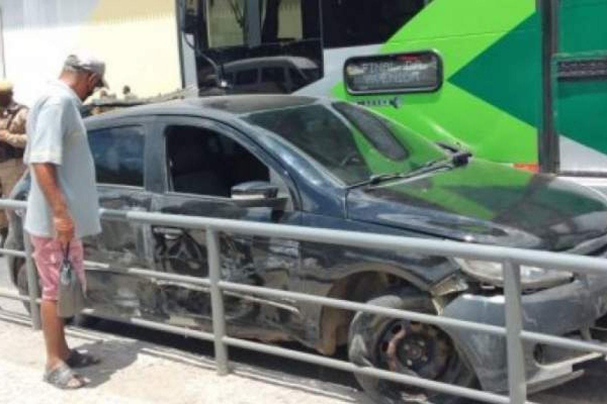 Carro invade a contramão e bate de frente com ônibus do BRT