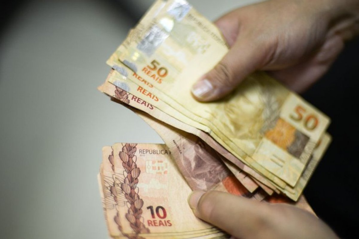 Abono de até R$ 1.045 é pago hoje aos nascidos em dezembro
