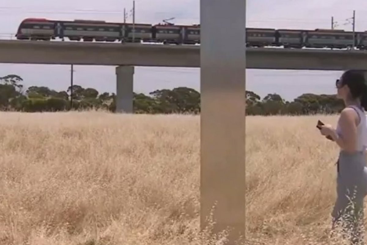 Monólito com coordenadas geográficas surge na Austrália