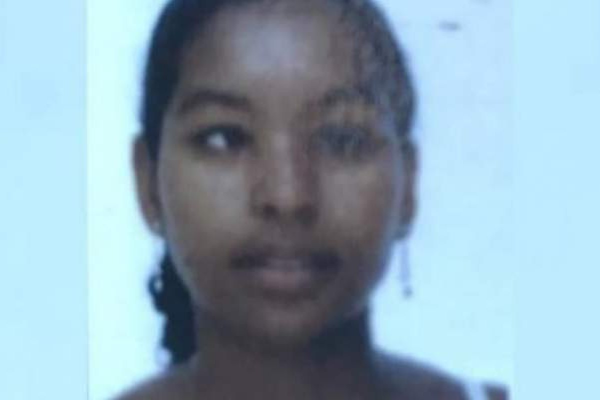 Mulher é morta com várias facadas dentro de casa após surto de suposto namorado