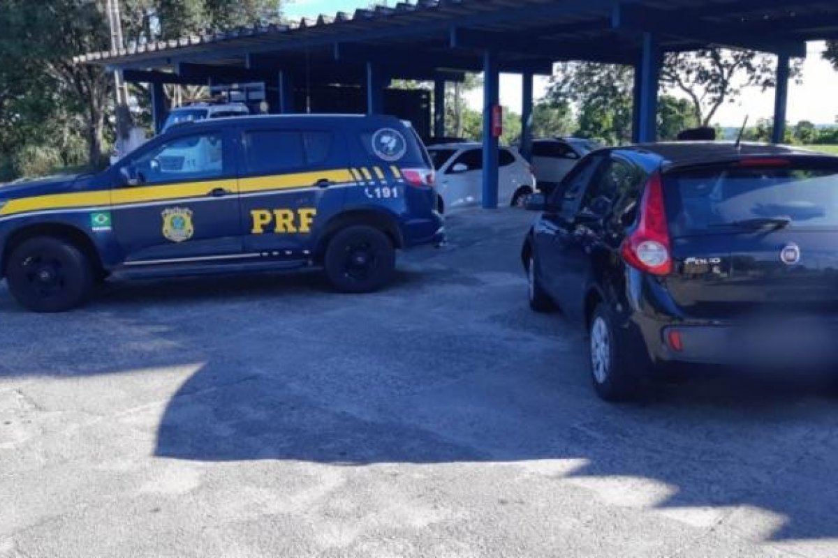 Homem é preso com carro roubado e clonado em Eunápolis