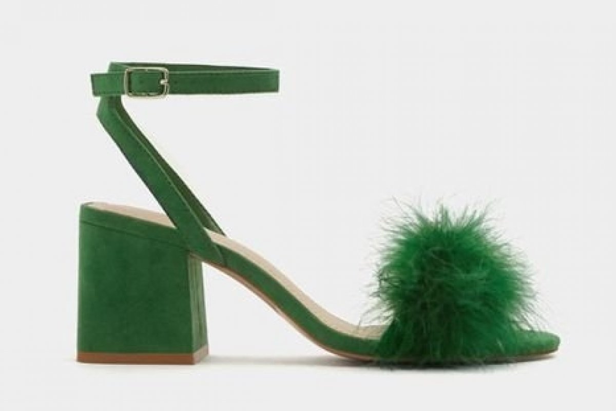 Sandália de plumas é aposta para festas de fim de ano