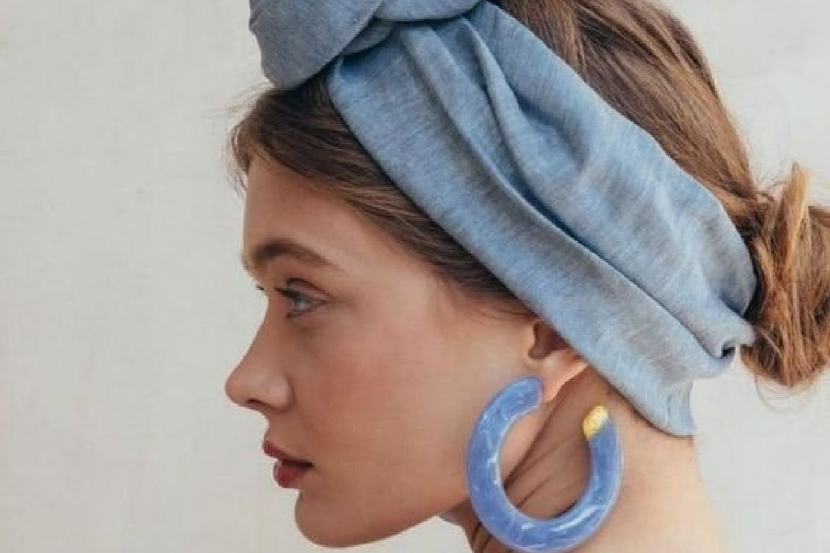 Faixa de cabelo é acessório perfeito para usar no calor