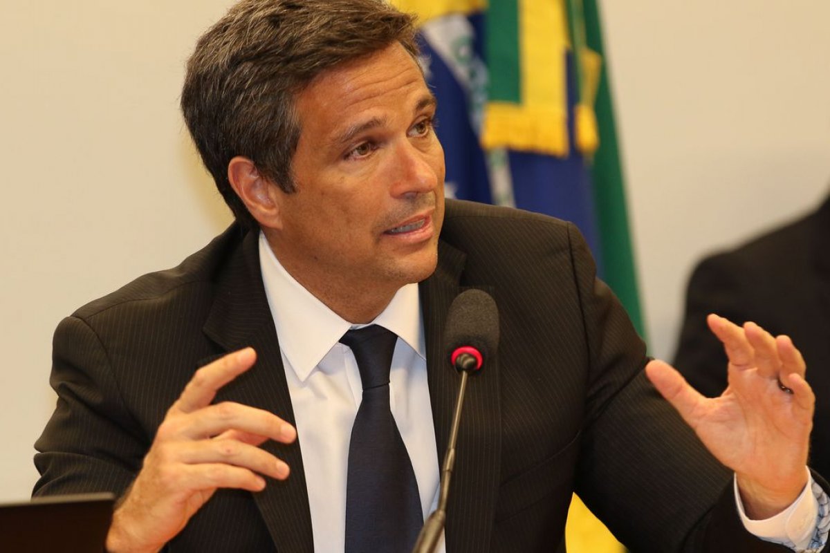 Presidente do BC diz que vacinar a população contra Covid-19 é mais barato que prolongar auxílio do governo