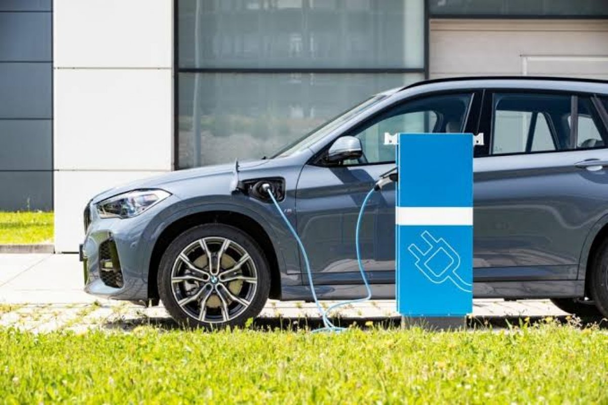 BMW iX elétrico é revelado na Europa e chega aqui em 2021
