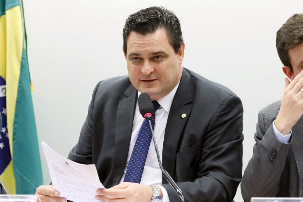 Relator propõe que cada pessoa vacinada contra Covid-19 assine "termo de consentimento"