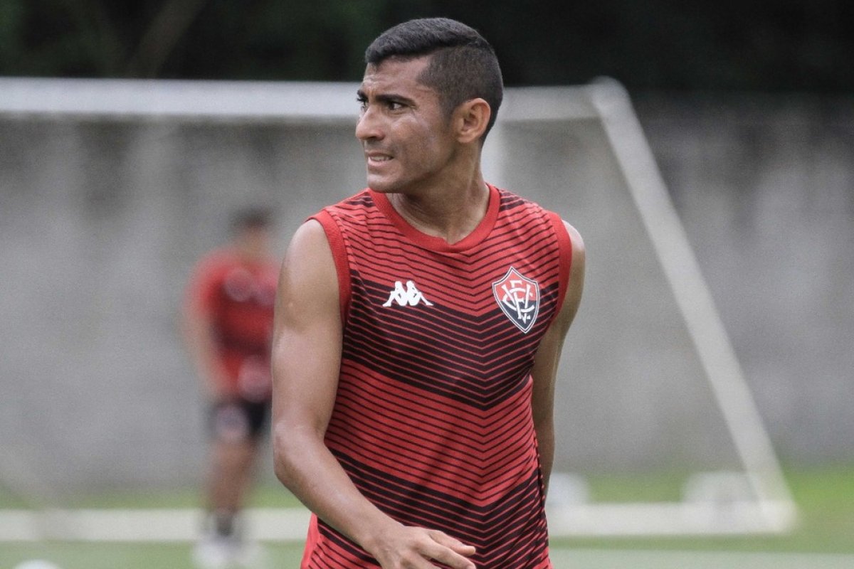 Com apenas seis jogos, Juninho Quixadá negocia rescisão de contrato com o Vitória