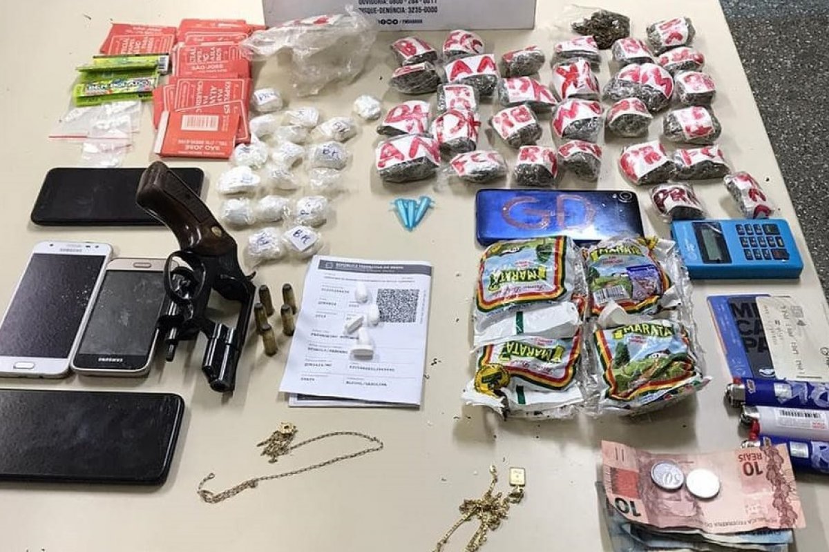 Cinco homens são presos após polícia encontrar drogas e arma escondidas em banco de carro