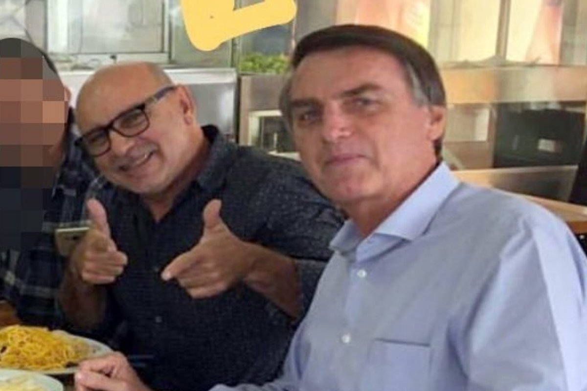 "Aqueles cheques eram para mim", afirma Bolsonaro sobre depósitos de Queiroz