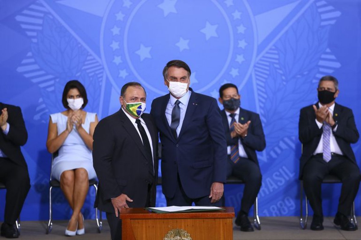 Bolsonaro e Pazuello apresentam plano nacional de imunização nesta quarta-feira (16)