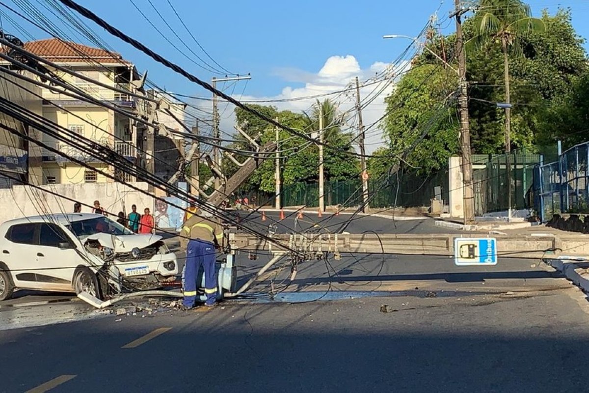 Carro derruba um poste e danifica outro em acidente no bairro da Sussuarana, em Salvador