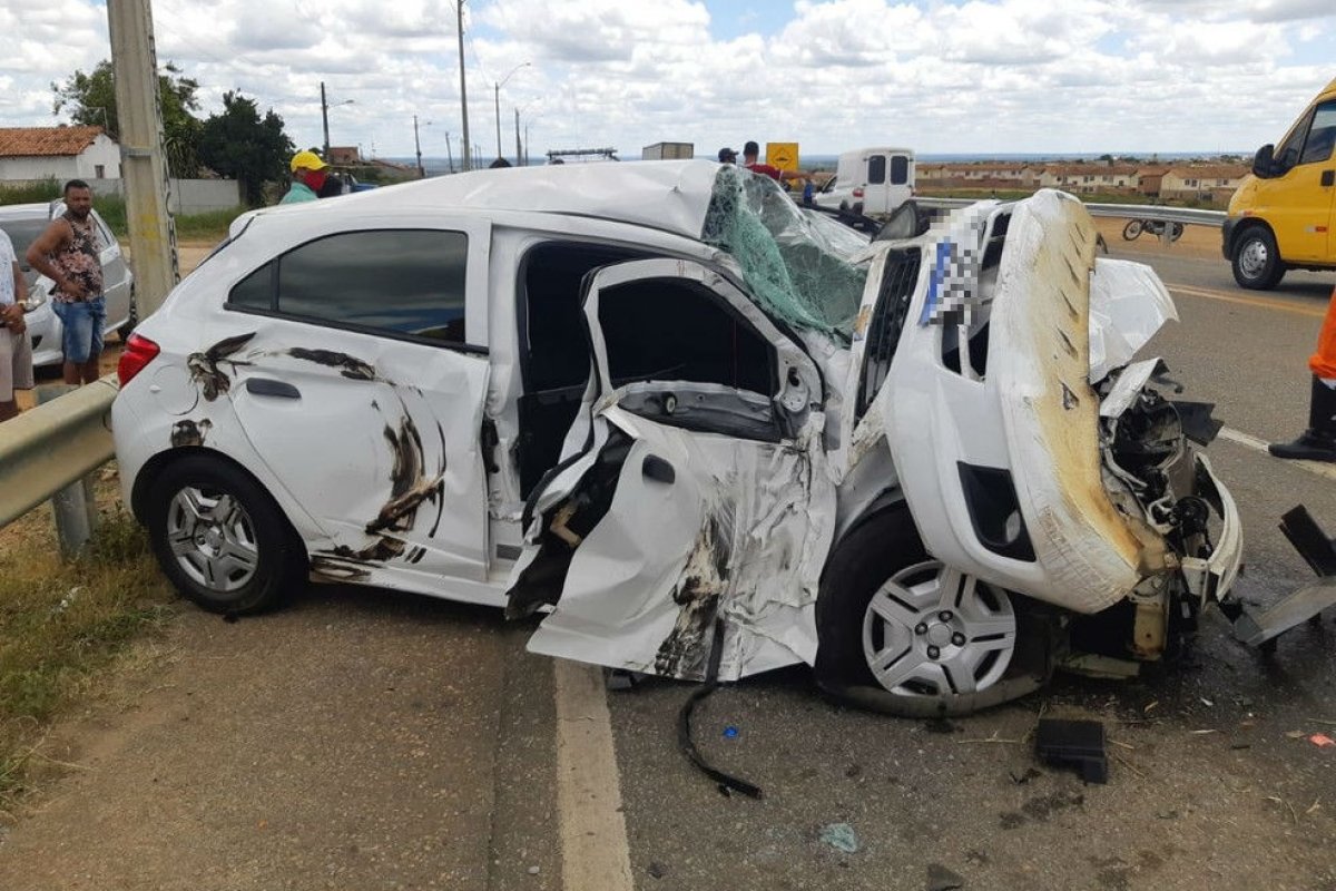 Carro colide com caminhão e fica destruído no sudoeste da Bahia