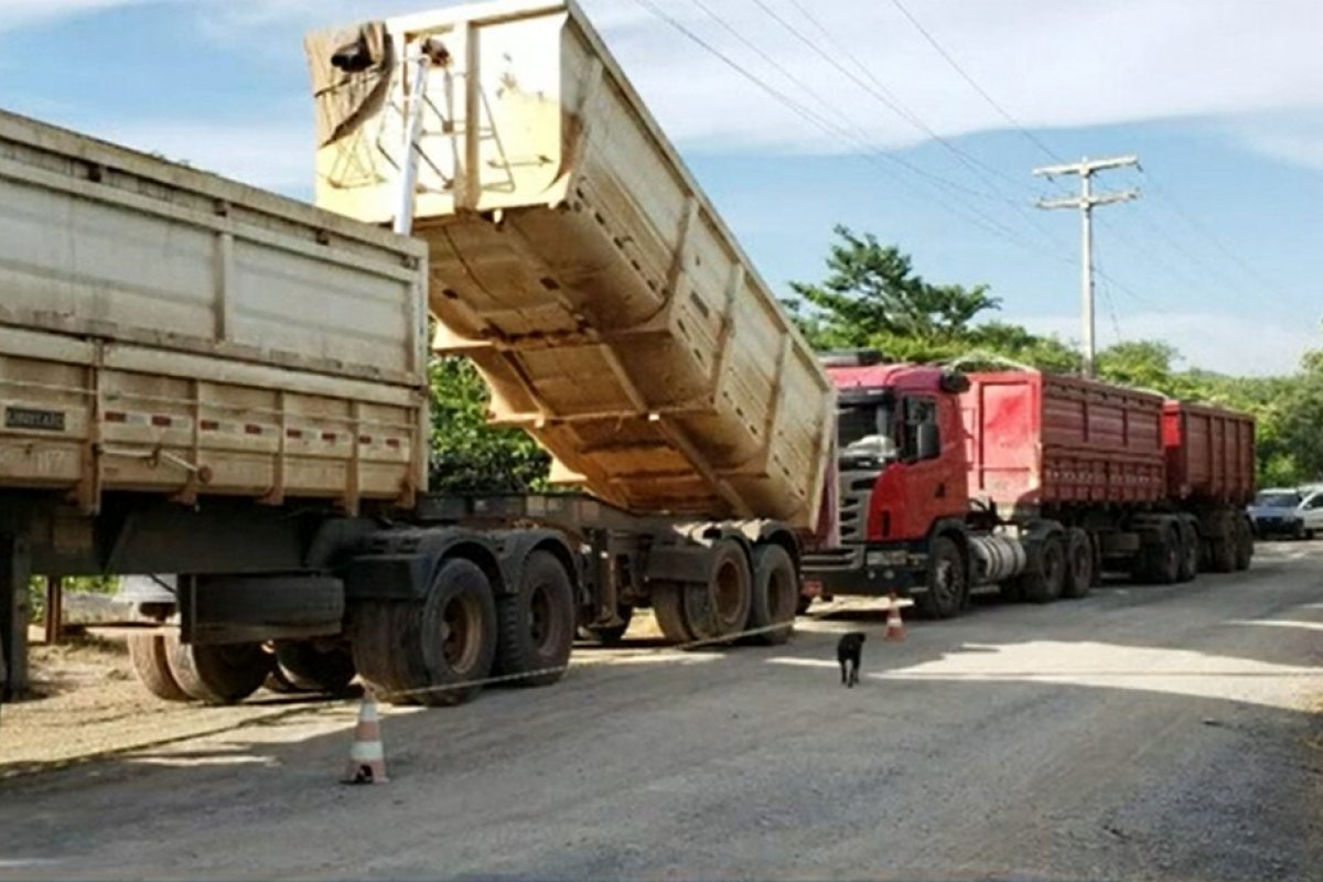 Motorista de caçamba morre eletrocutado no oeste da Bahia