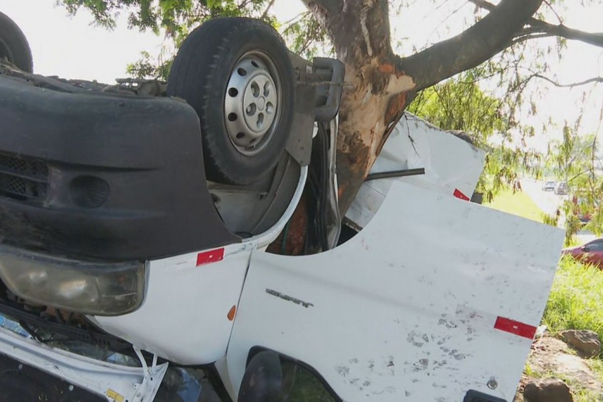 Van capota e deixa um morto e nove feridos na Avenida Brasil, no Rio de Janeiro