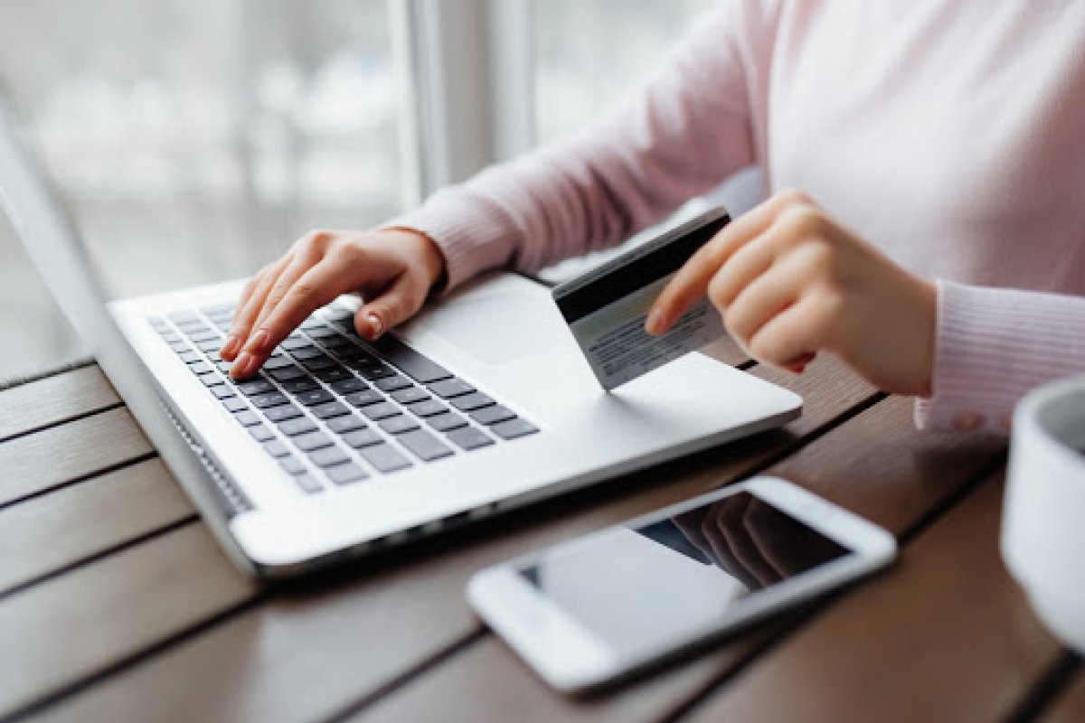 Estudo revela quais foram os dez sites de e-commerce mais acessados pelos brasileiros na pandemia