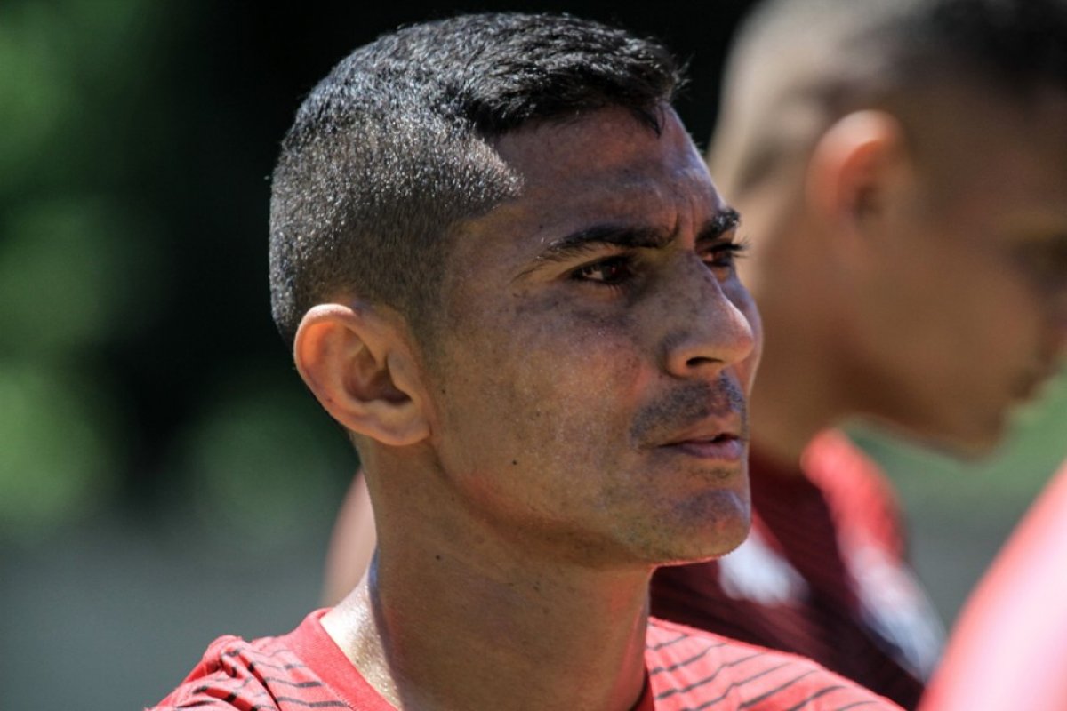 Vitória acerta rescisão contratual de Juninho Quixadá e saída de Gabriel Furtado