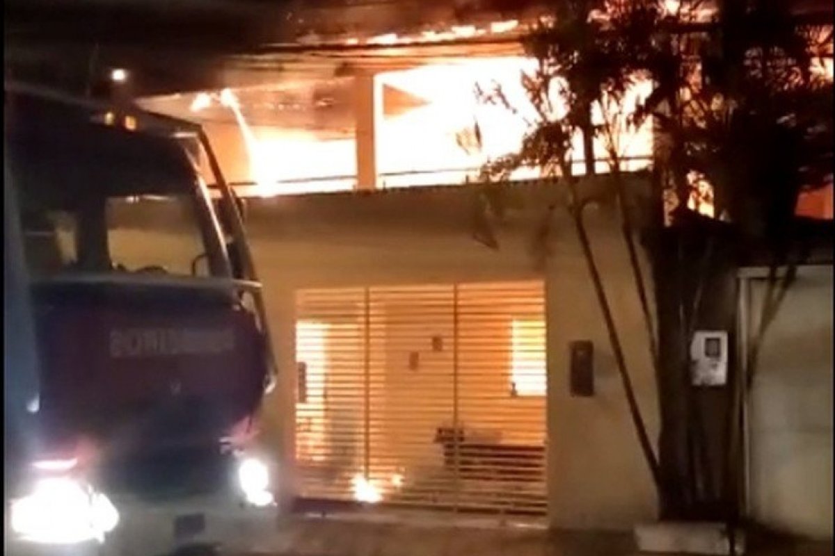 Bombeiro de folga resgata mulher e cachorros que estavam dentro casa em chamas