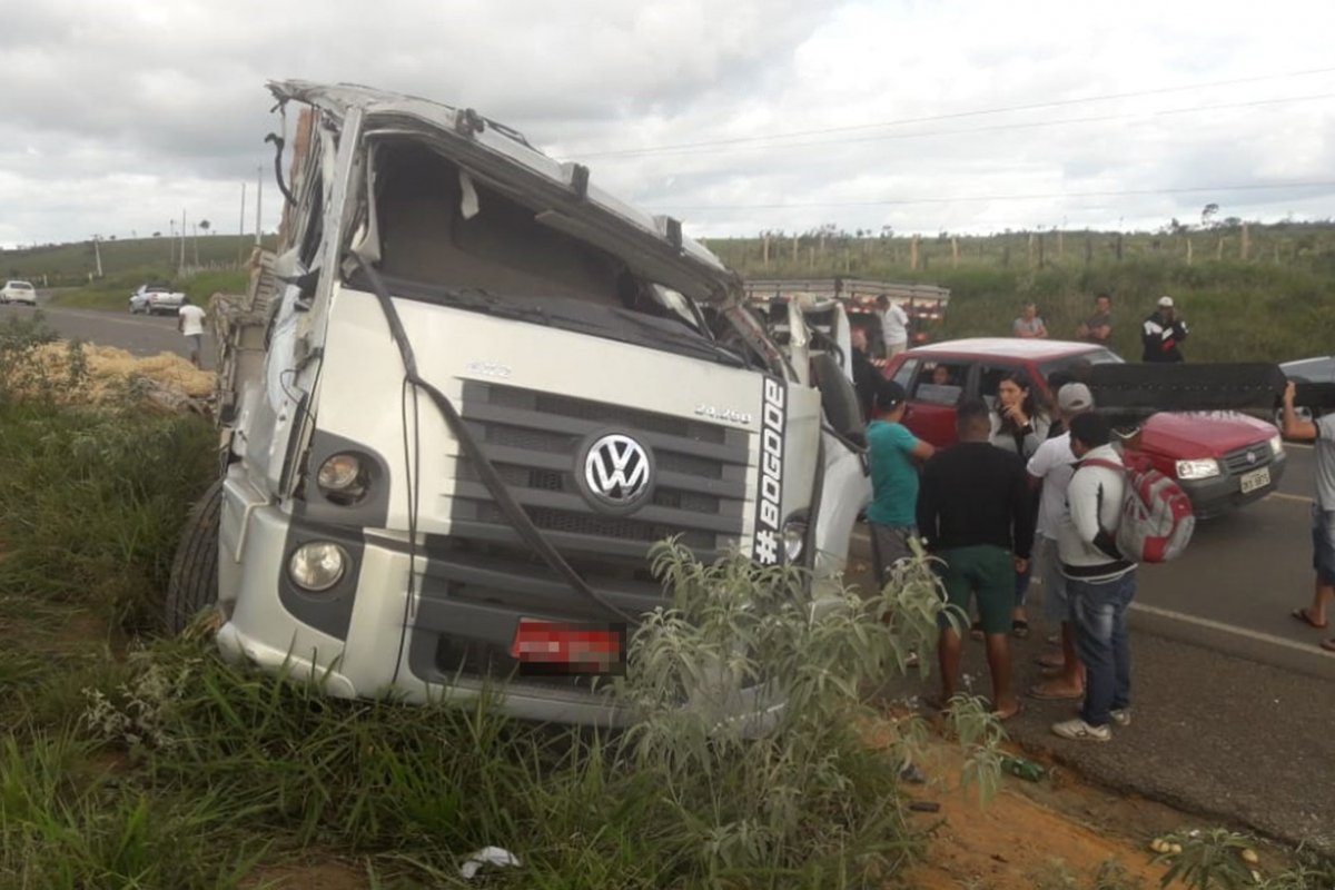 Jovem morre e homem fica ferido após caminhão tombar em rodovia na Bahia