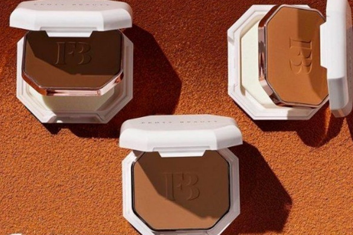 Por US$36, Fenty Beauty lança a versão em pó de sua famosa base ‘Pro Filt’r foundation’
