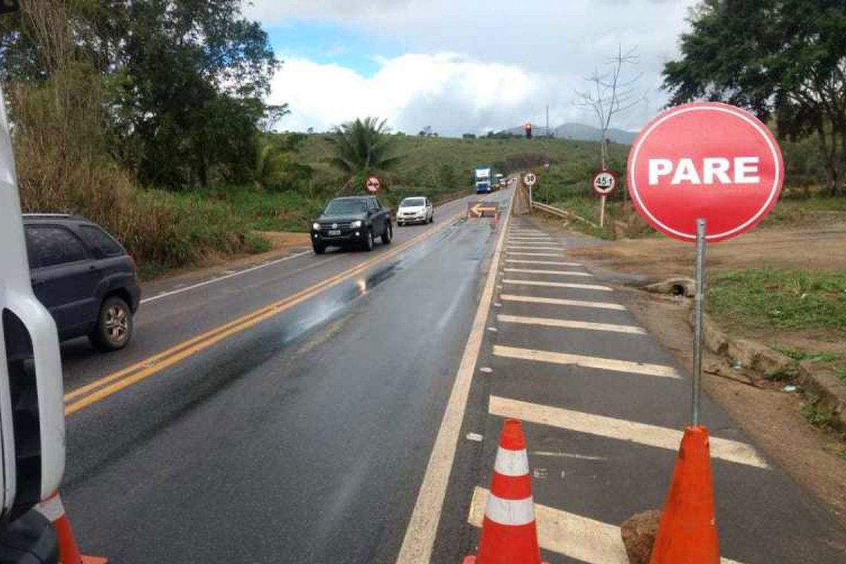Obra interdita acesso a ponte sobre o Rio Jequitinhonha, sul da Bahia
