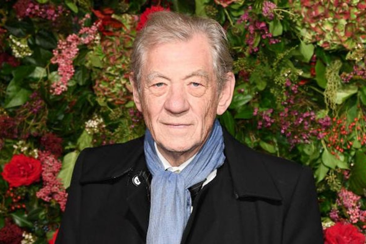 Aos 81 anos, ator Ian McKellen é a primeira celebridade a se vacinar contra Covid-19