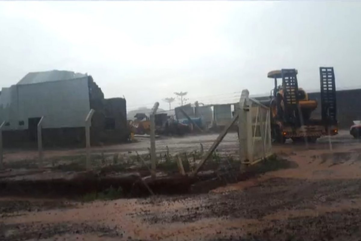 Chuva provoca 10 mortes e estragos em SC, afiram Bombeiros