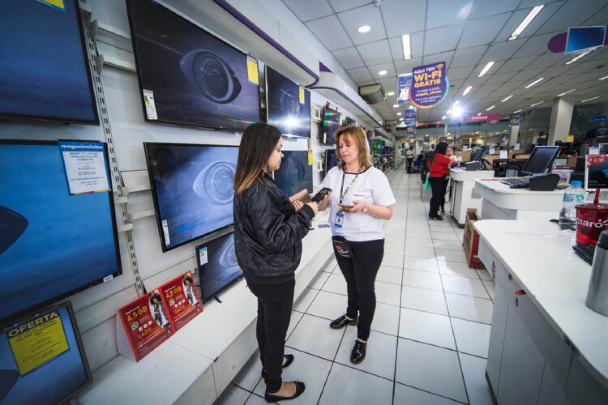 Com fim do auxílio emergencial, empresas varejistas já apresentam queda nas ações