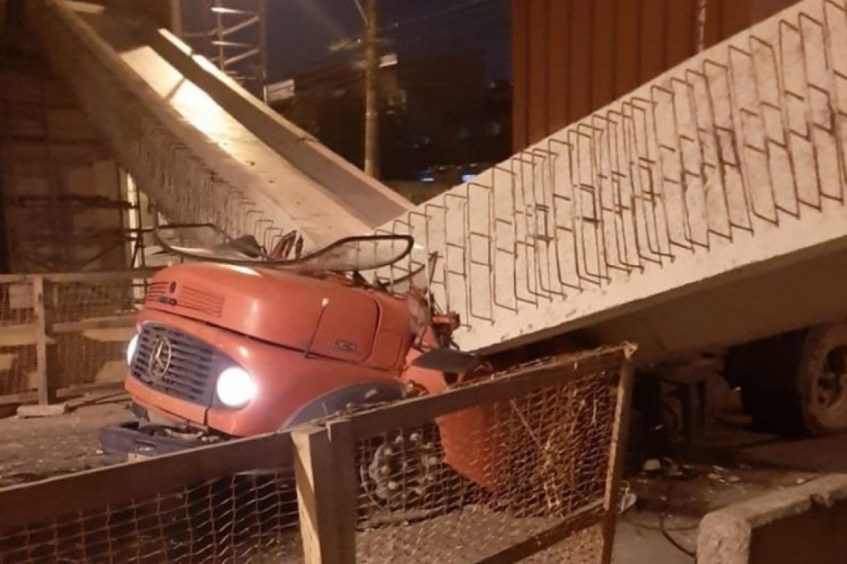 Parte de viaduto cai sobre caminhão e deixa dois mortos no Rio