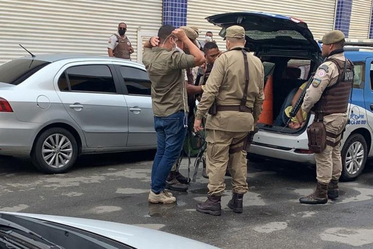 Homem é preso após assalto em estacionamento de hipermercado em Salvador