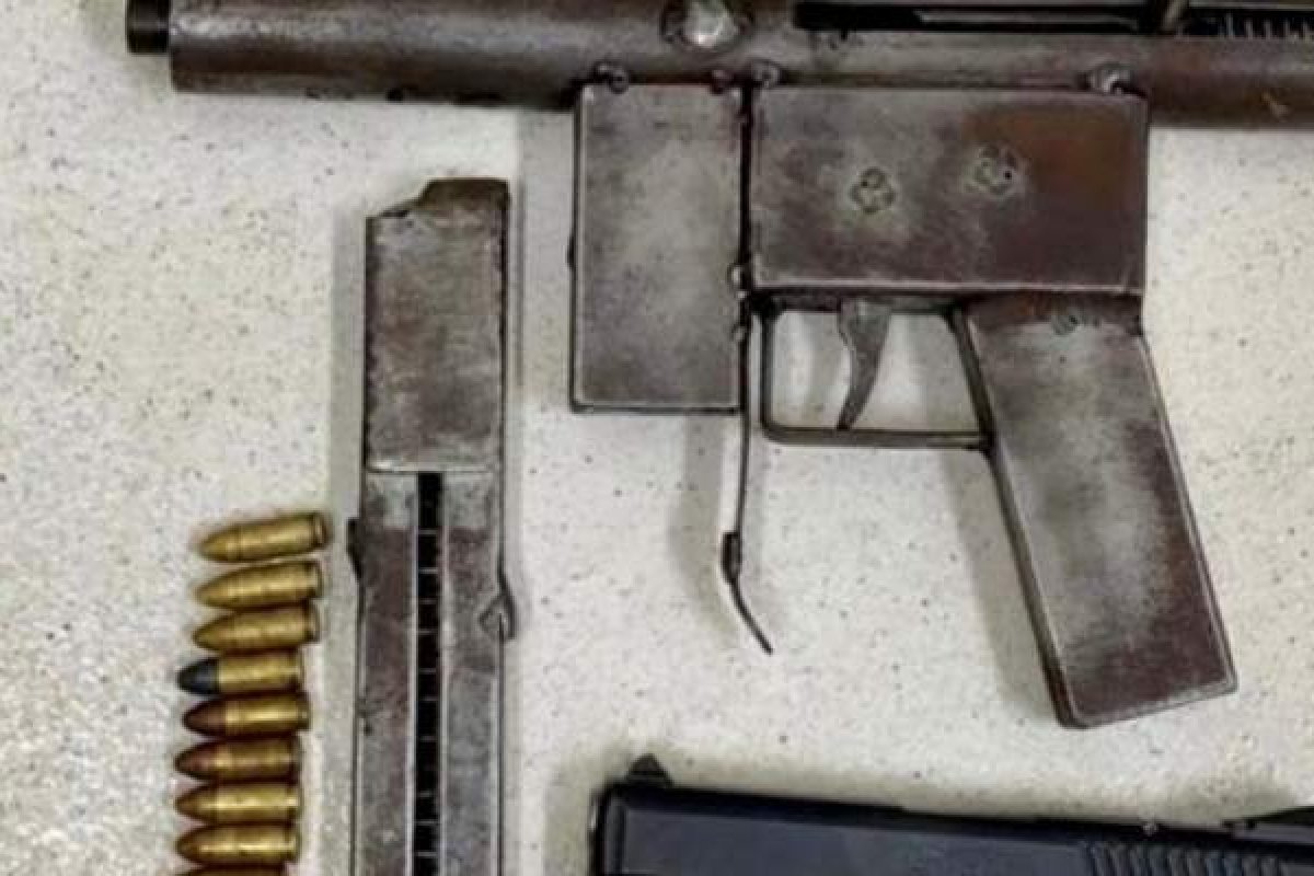 Suspeitos esquecem mochila com armas dentro de carro de aplicativo