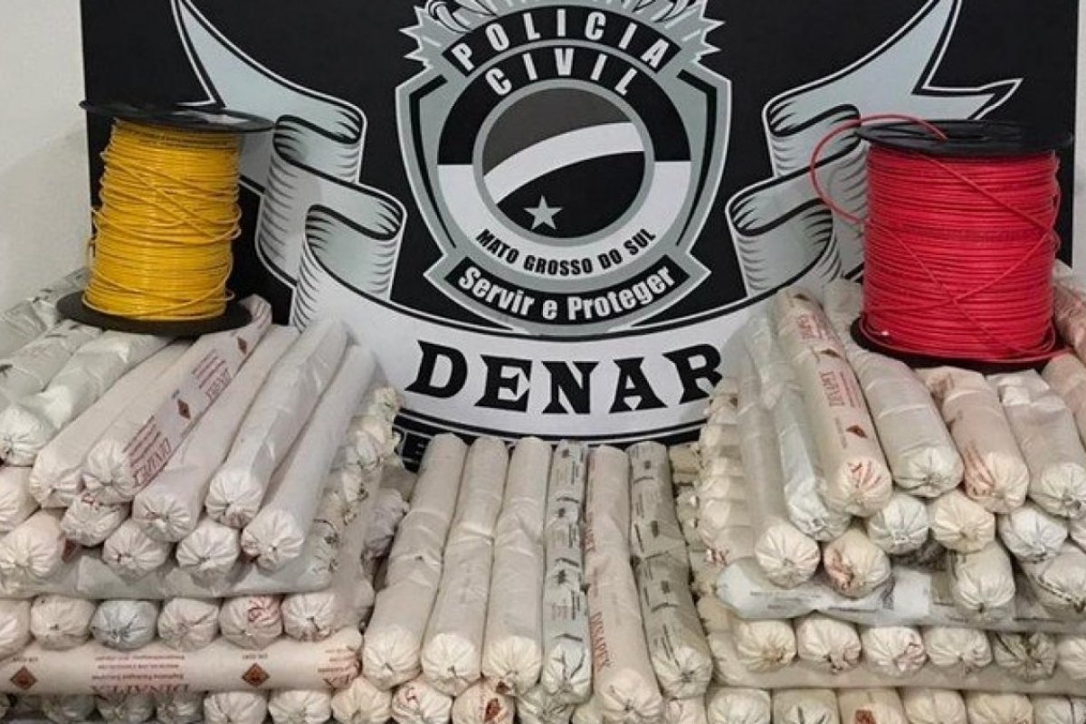 Polícia encontra 262 kg de explosivos debaixo da cama de um jovem