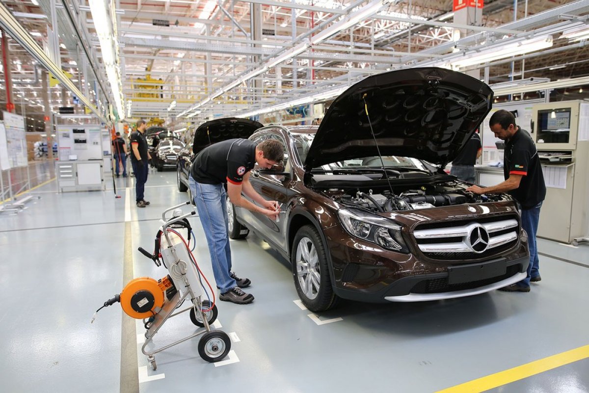 Produção de automóveis da Mercedes-Benz no Brasil é encerrada devido à crise financeira 