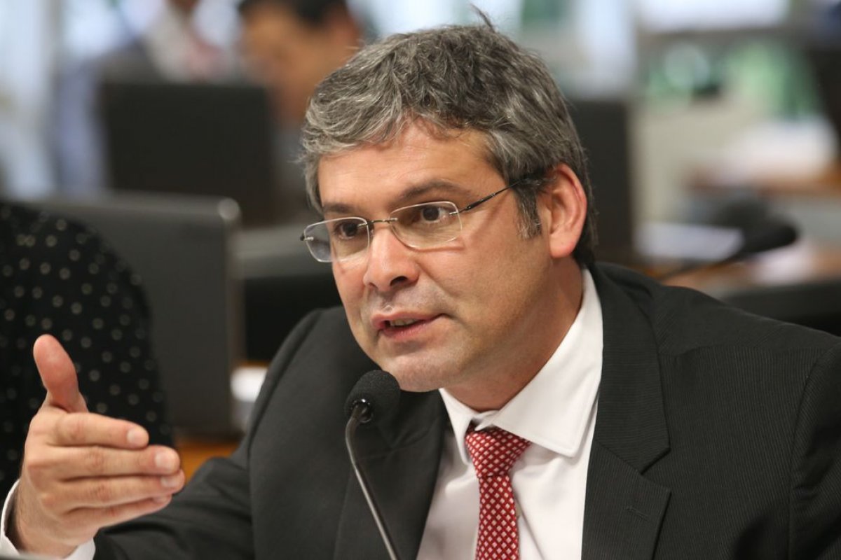 TSE: Lindbergh Farias consegue autorização para assumir cargo de vereador no Rio