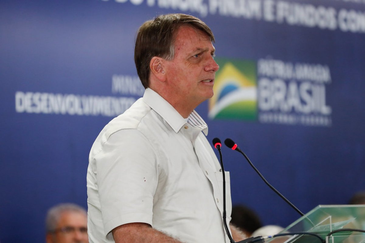 Bolsonaro critica "direita burra" e afirma: a esquerda bate palma