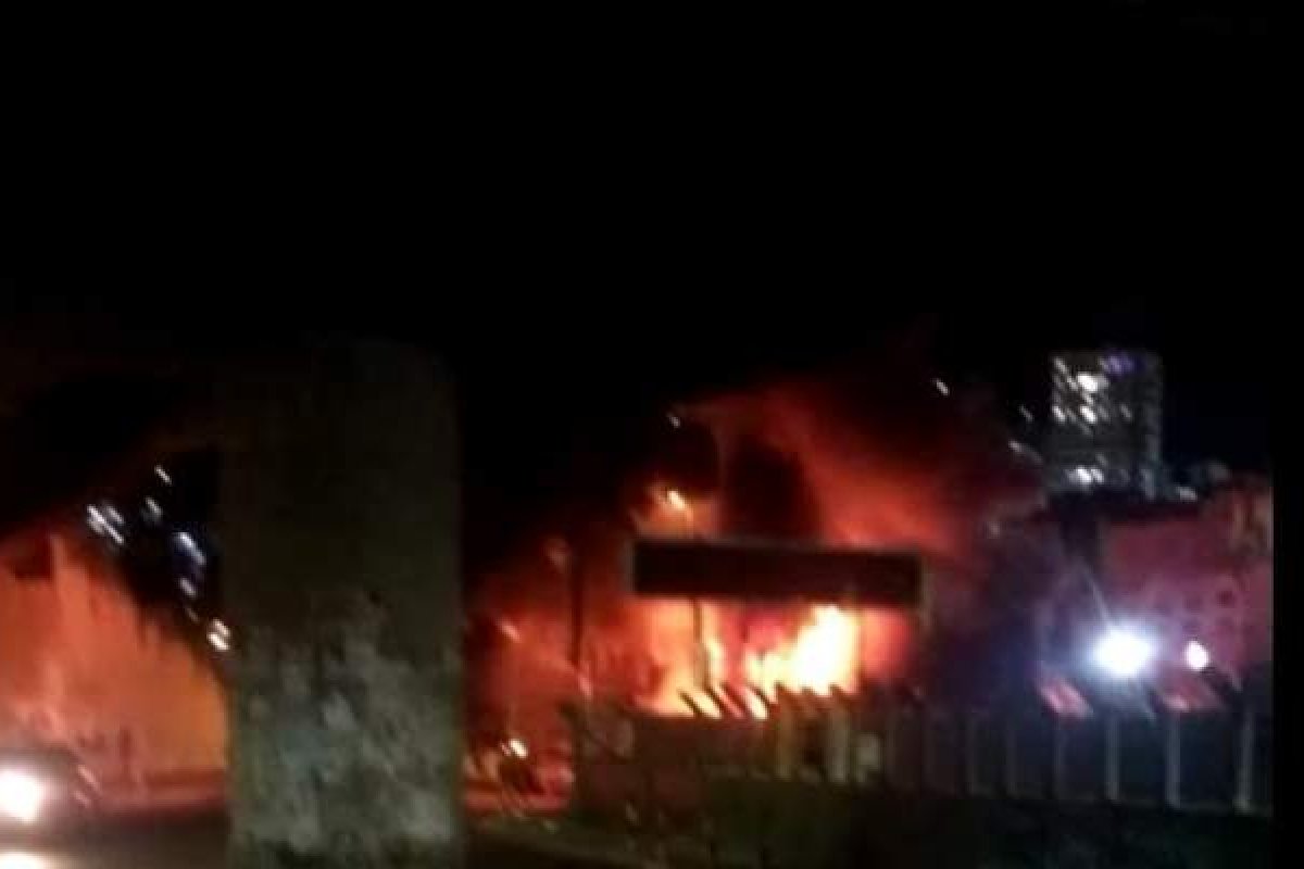 Vídeo: Estabelecimento de veículos pega fogo na Baixa de Quintas, em Salvador