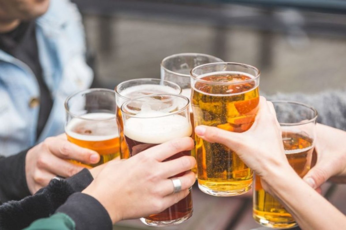 Estudo aponta que jovens que dormem tarde tendem a beber e fumar por impulso