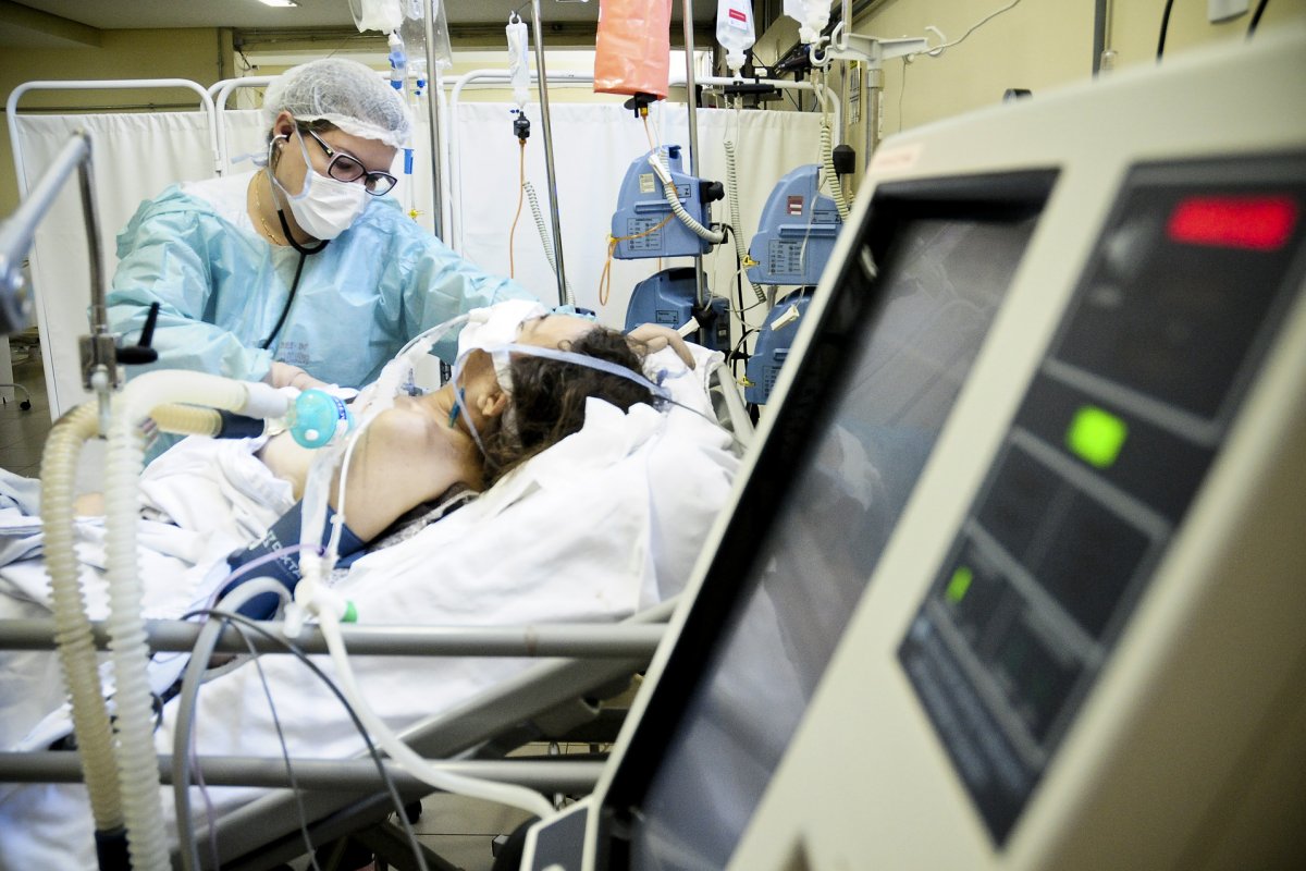 Levantamento aponta que ao menos 23 mil pacientes estão internados na rede pública por causa da Covid-19