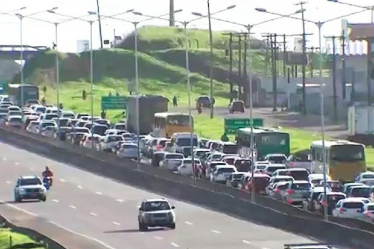 Motociclista fica ferido após batida com carro na BR-324, em Salvador