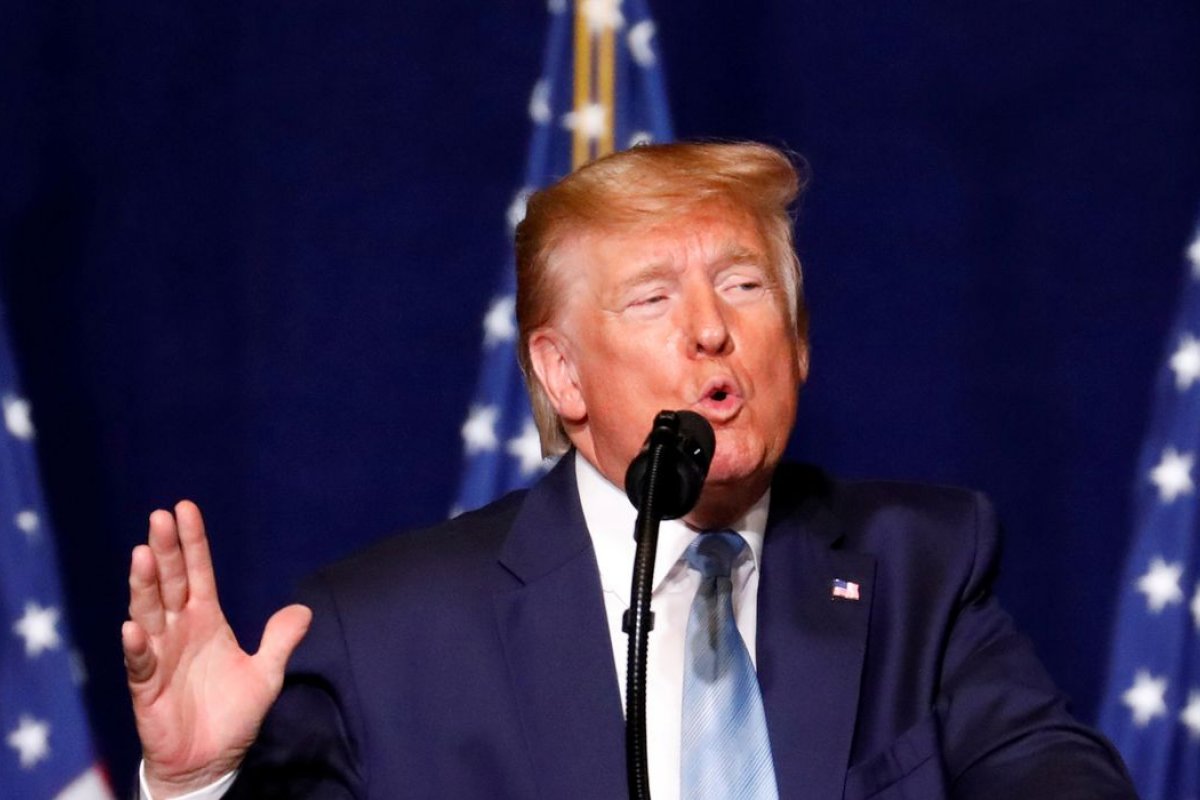 Trump diz que vacina da Moderna foi aprovada e que distribuição começa já