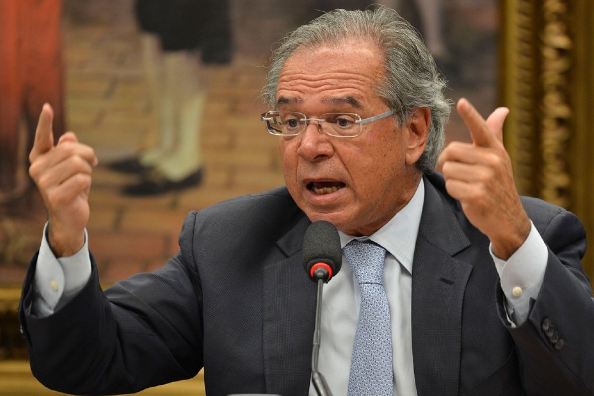 Paulo Guedes defende vacinação em massa para recuperação da economia