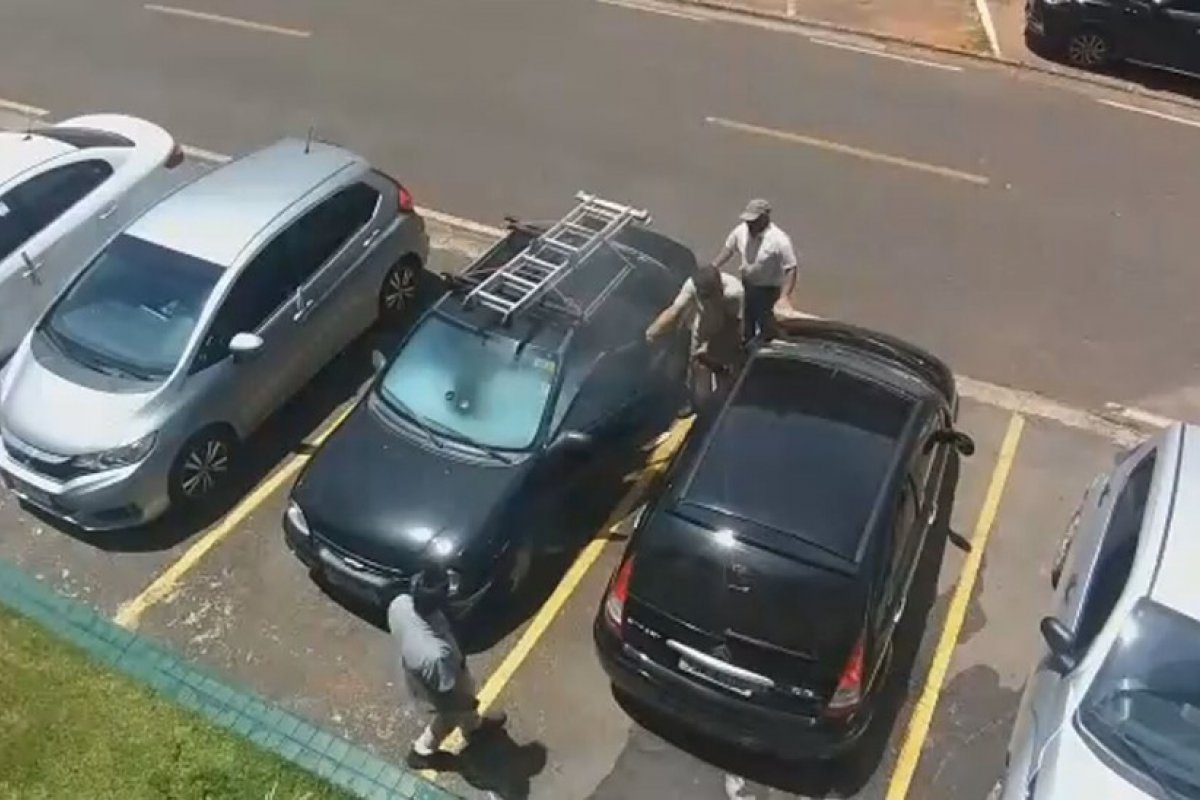 Exposto ao sol, celular pega fogo dentro de carro no DF