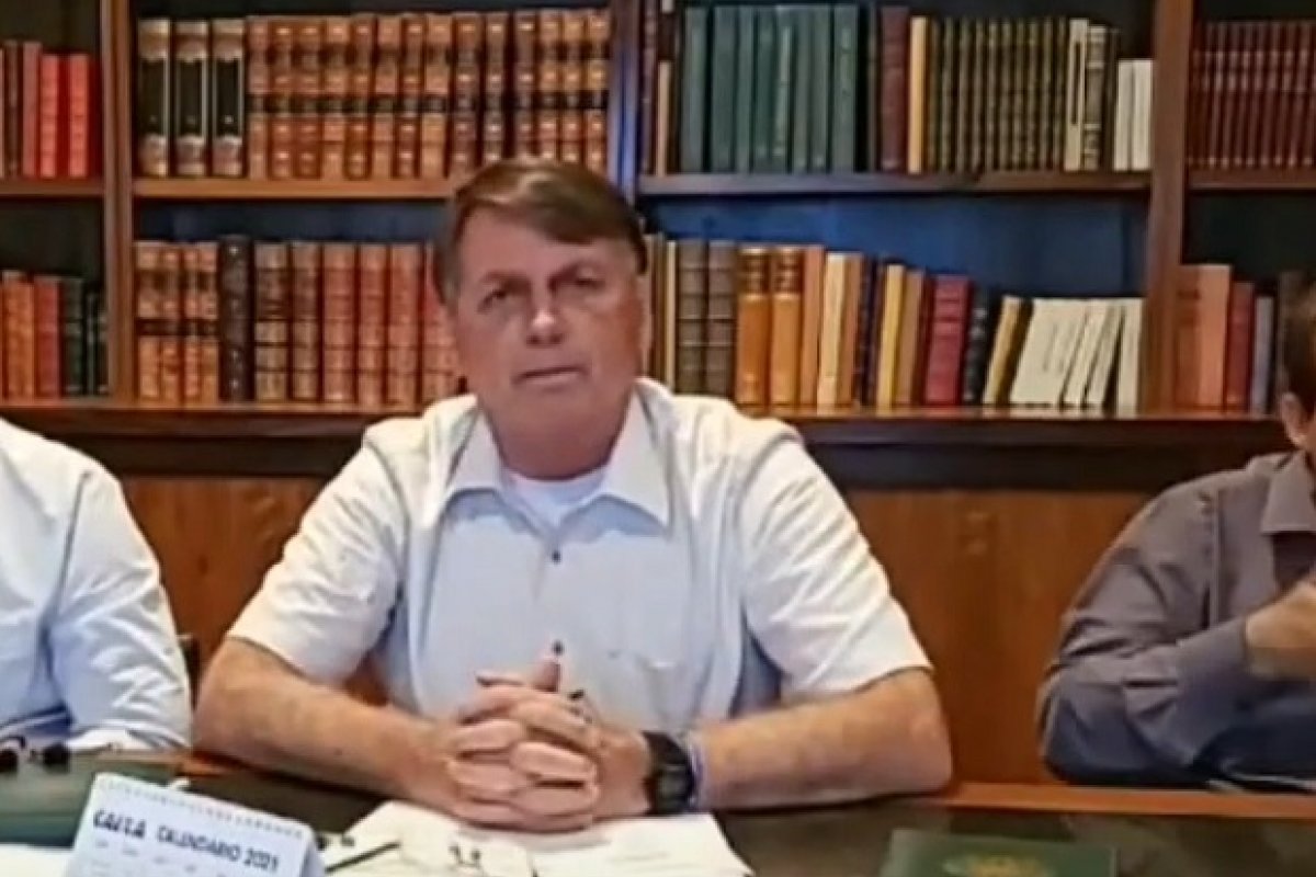 Bolsonaro responsabiliza Maia pelo não pagamento do 13º do Bolsa Família